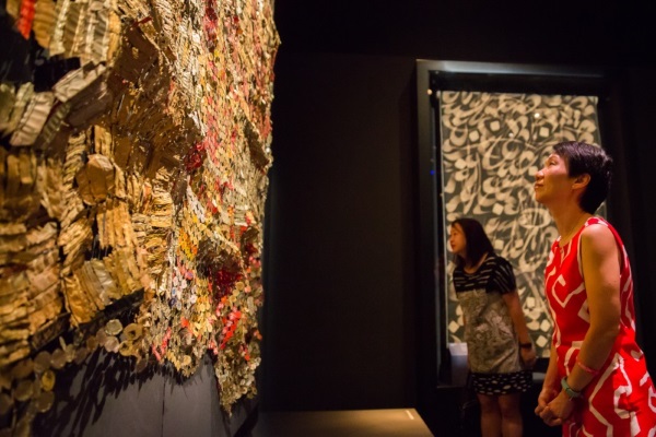  Minister Fu in front of El Anatsui’s Woman’s Cloth in The Modern World section of the exhibition.